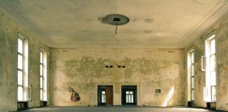 Co między szafkami a sufitem?