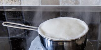 Dlaczego z dyszy do spieniania mleka leci wodą?