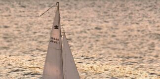 Na czym polega sterowanie pośrednie elektrozaworu?