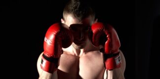 Czy w UFC można bić w tył głowy?