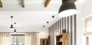 Tradycyjny zegar podłogowy stojący w nowoczesnych wnętrzach