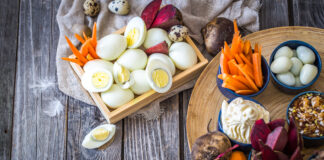 Jak pięknie wyeksponować jajka na twardo podczas odświętnego śniadania